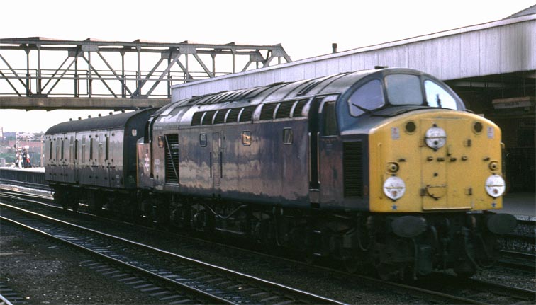 A class 40 on a very short parcels train at Doncaster station