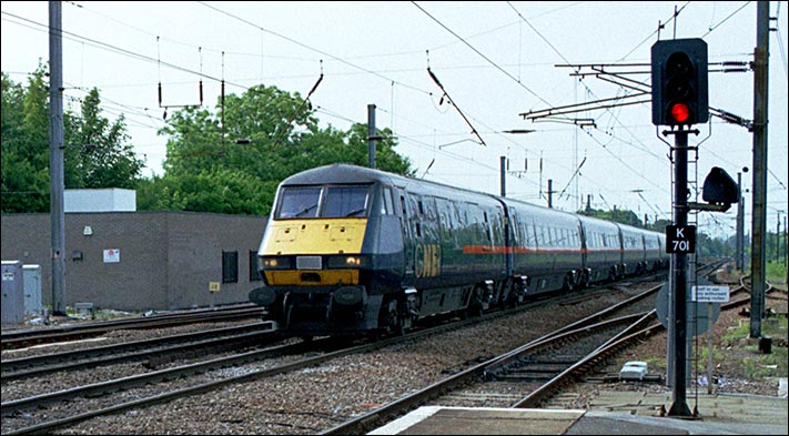 GNER up train in 2004 at Hitchin railway station
