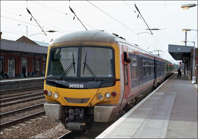  West Anglia Great Northern class 365519 at Hitchin station  in 2004