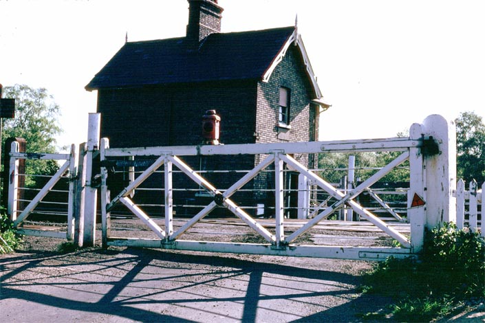 Holme Lode Level Crossing Gates and House