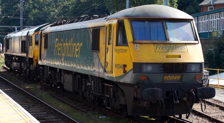 Freightliner class 90049 being moved by 66513 around the depot at Ipswich station 