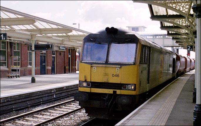 EWS class 60046 comes into platform 2 at Kettering in 2006