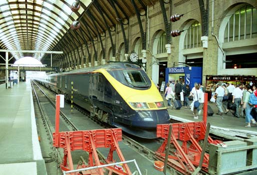  GNER 3306 at the buffer stops in Kings Cross Station in 2004