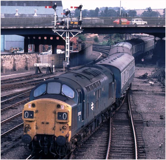  Class 37 comes into Lincoln station 