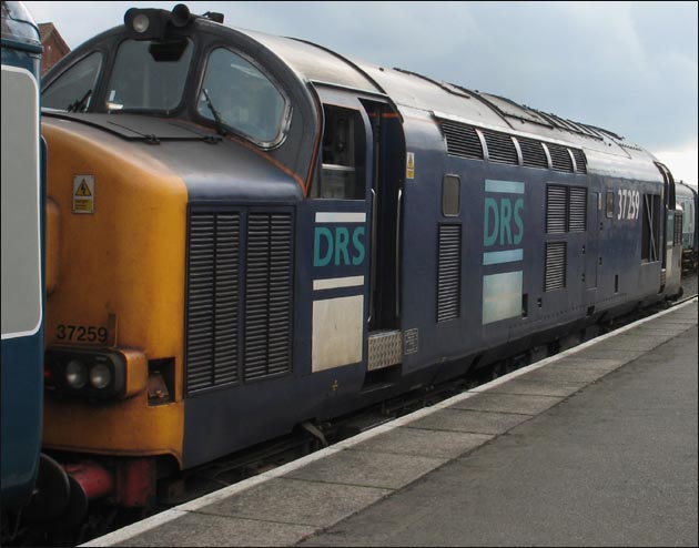 DRS class 37259 at Dereham station on the MNR in 2006 