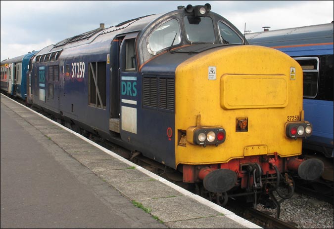 DRS class 37259 at Dereham station in September 2006