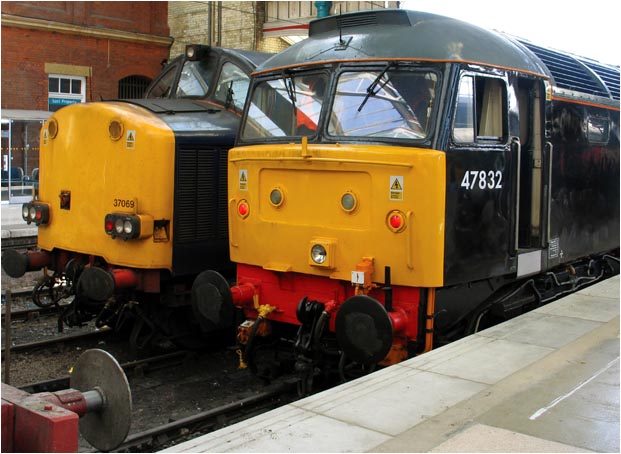 Class 47832 and DRS class 37069 in Norwich station