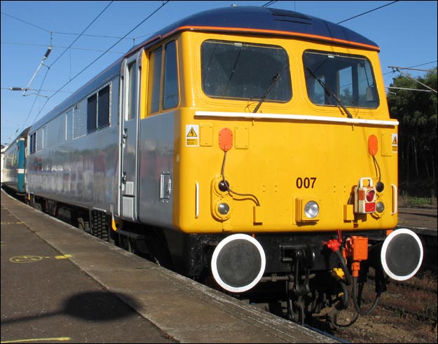 Cotswold Rail class 87007 in Norwich station   