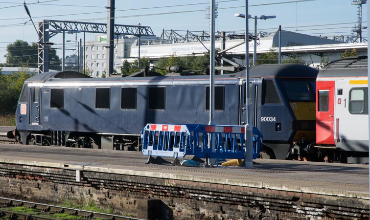 DB Class 90034 at Norwich Station 