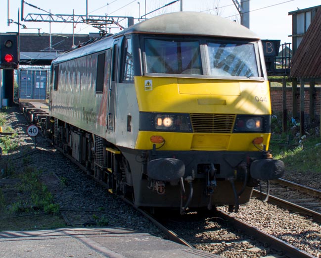 Freightlier class 90044 at Nuneaton station 