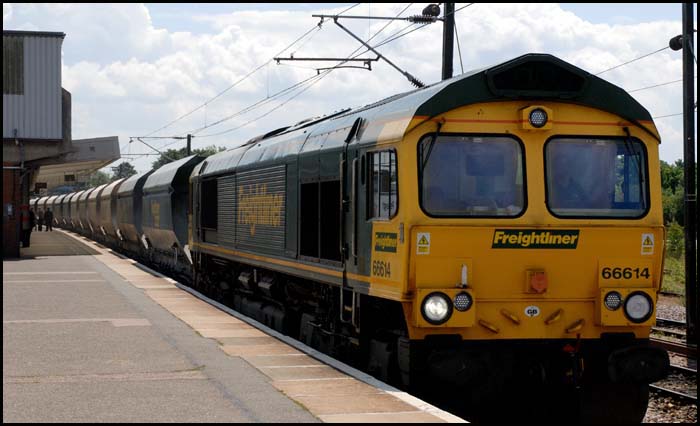 Freightliner class 66614 though platform 5 at Peterborough in June 2008