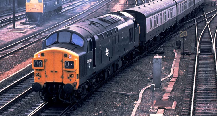 Class 37039 leaves platform 4 at Peterborough 