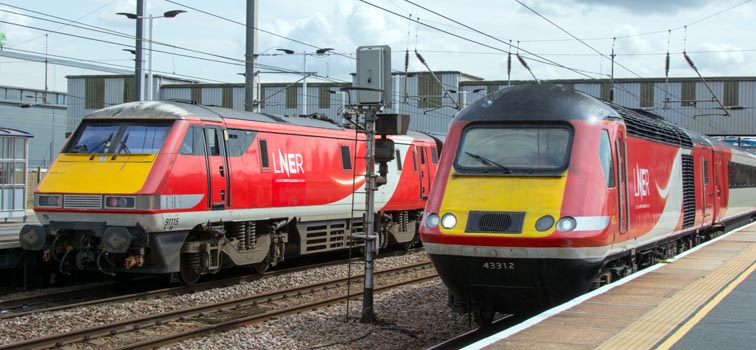 Class 91115 in platform 3 and LNER HST 43312 coming into platform 4 