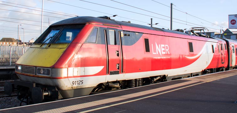 LNER class 91125 in platform 4 