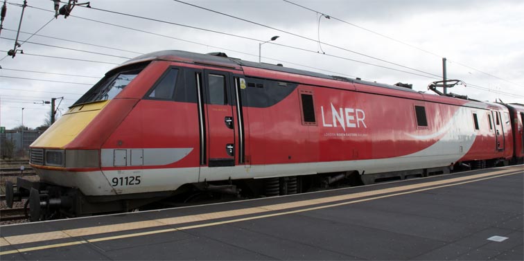 LNER class 91125 in platform 4