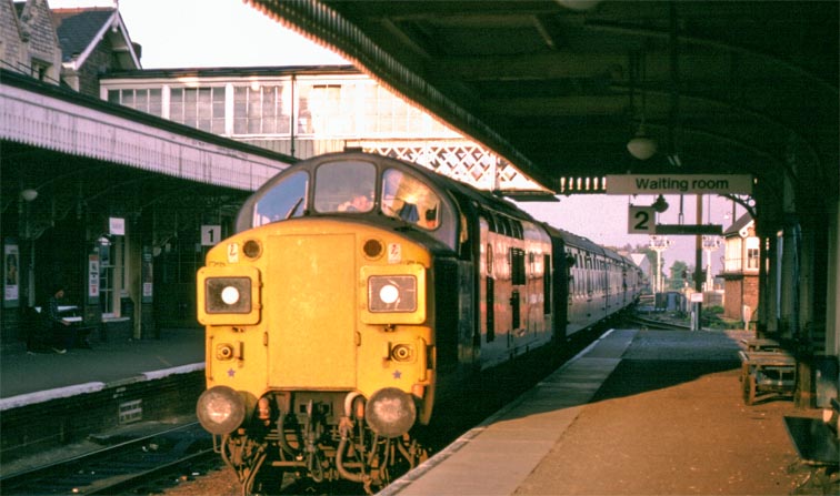 class 37 comes into platform 2 at Sleaford 