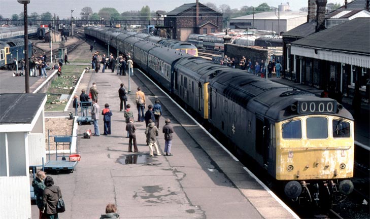 A pair of class 25s comes into Spalding station.