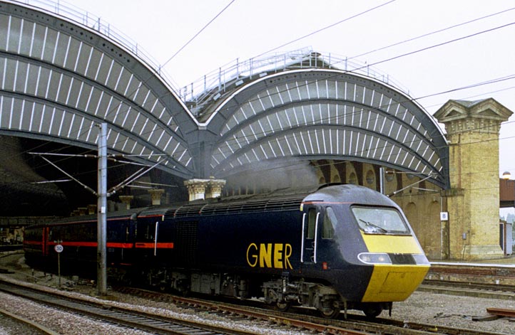 A GNER HST leaves York station in 2004 heading north. 