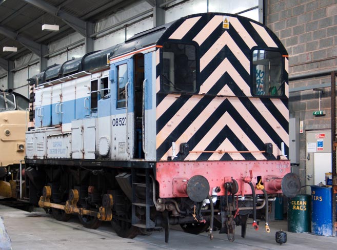 Class 08527 in "Ilford Depot Pilot" colours 