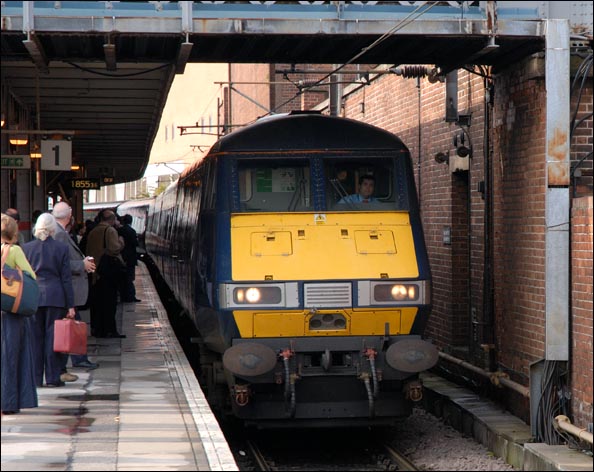  GNER train to Kings Cross comes into platform 1 at Doncaster 