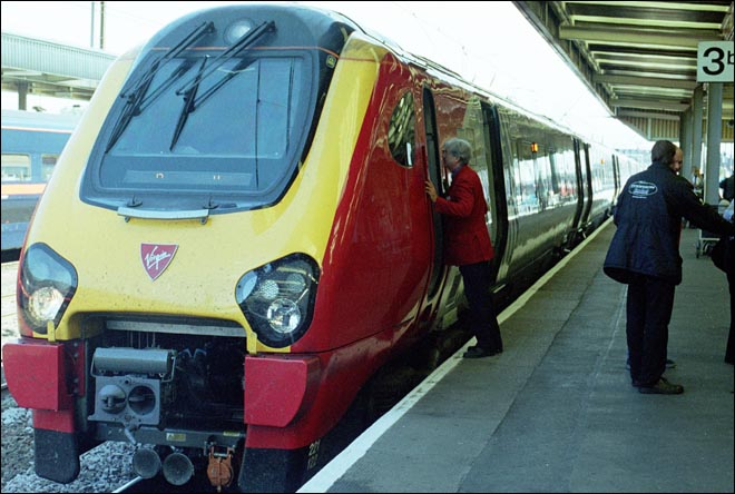 Virgin Cross Country class 221-122 in platform 3b at Doncaster 