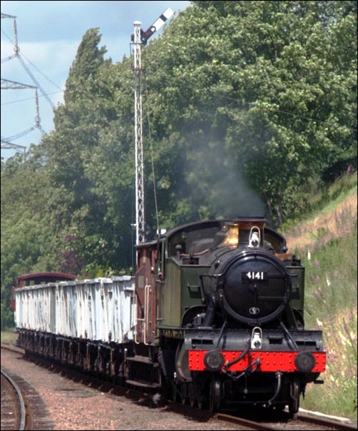 4141 with the Windcutters coming into Rothley railway station on the GCR