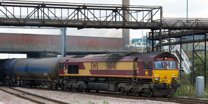 DS class 66148 on a tanker train into Nottingham station 