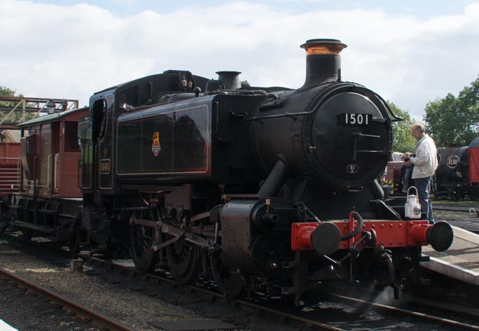 0-6-0 pannier tank 1501 at Wansford station with a freight 