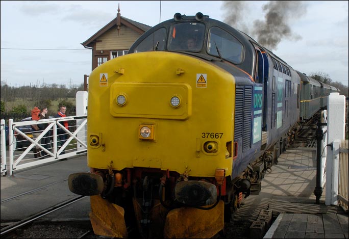 Class 37667 into Wansford in March 2009