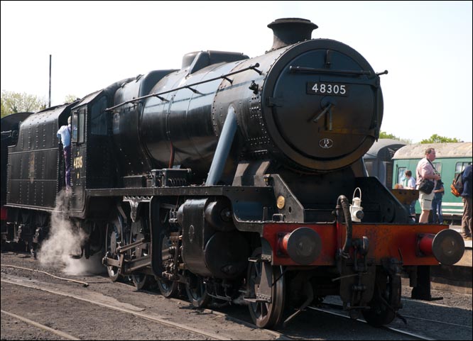 8F 48305 at Wansford on 28th April 2007.