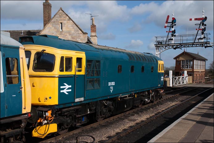 Class 33 053 about to leave Wansford 
