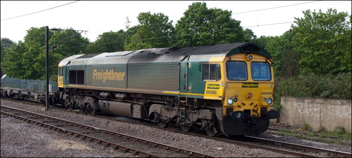 Freightliner class 66565 in the goods loops also on the 28th of April 2011