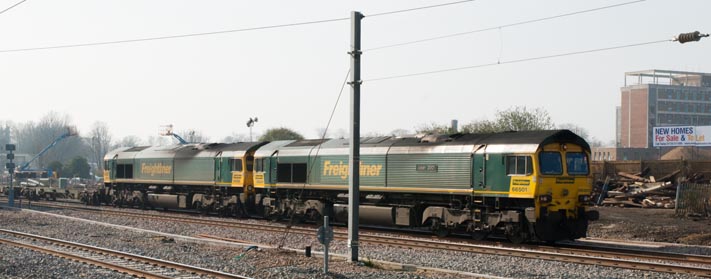 Freighliner class 66501 Japan 2001 and Freighliner class 66556 