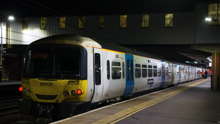 Great Northern class 365525 in platform 4 