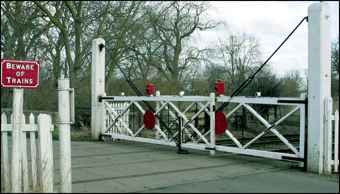 Level crossing gates at Uffington in 2002